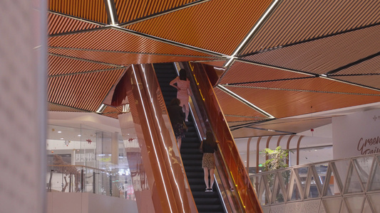 慢镜头升格拍摄4k素材城市商业购物中心手扶电梯的人群视频