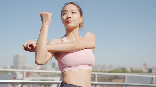 运动女性跑前拉伸健身环绕慢动作视频视频