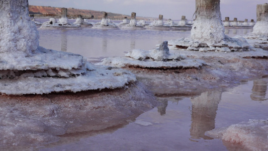 干燥Kuyalnik河口18世纪古老盐业的木柱上的视频