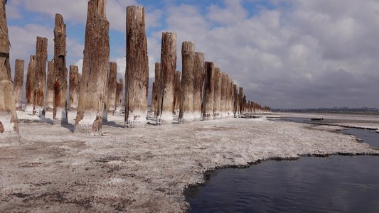 干燥Kuyalnik河口18世纪古老盐业的木柱上的视频