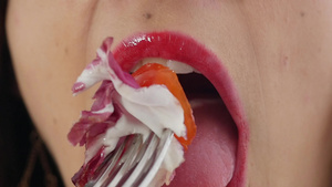 一个年轻女人用叉子吃东西22秒视频