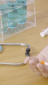 医院仪器药物洒落医生手上新产品视频