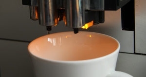 现代全自动自动咖啡机酿制新鲜美味的咖啡32秒视频