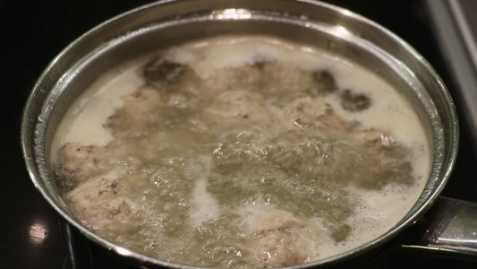 有肉汤的汤煮在酱油锅里视频