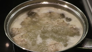 有肉汤的汤煮在酱油锅里9秒视频