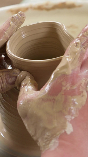 陶器店陶瓷DIY使用陶泥转盘机拉胚塑形动作特写手工课33秒视频