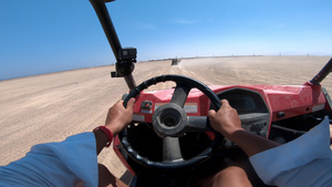 两名戴头盔的司机在沙漠行驶23秒视频