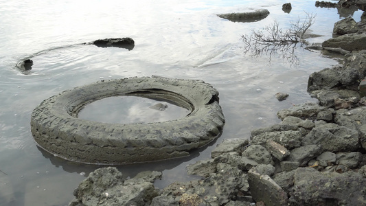 旧的废弃车胎在海岸视频