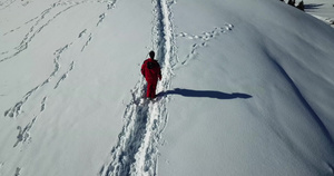 一个人在雪坡上行走19秒视频