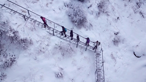 一群人在山上攀登铁梯8秒视频