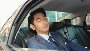 商务男青年坐在汽车后排休息28秒视频