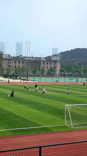 实拍足球场大学生踢足球延时摄影运动场15秒视频