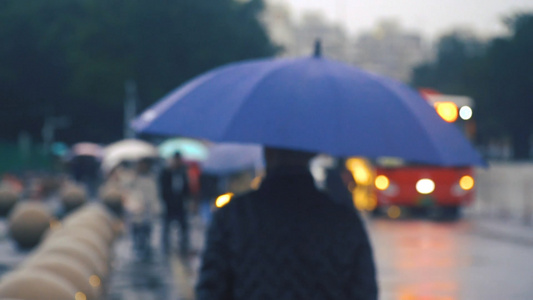 雨天街道上的行人[抢行]视频