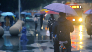 雨天大街上打伞骑自行车的路人33秒视频