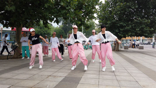 4K广场跳街舞的人【该视频无路人肖像权】视频