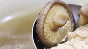 4K蘑菇排骨汤营养膳食实拍视频33秒视频