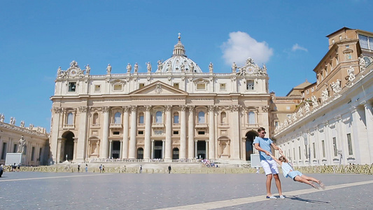 一家人在罗马梵蒂冈城的圣彼得大教堂教堂玩乐快乐的旅行视频