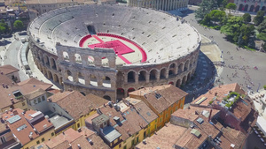 意大利维罗纳竞技场的空中全景无人机从带有铲形屋顶的9秒视频