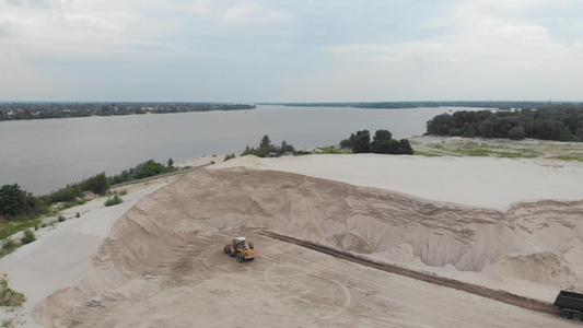 垃圾卡车开往挖土机装载水稻开发工业包括在大河Kyiv视频