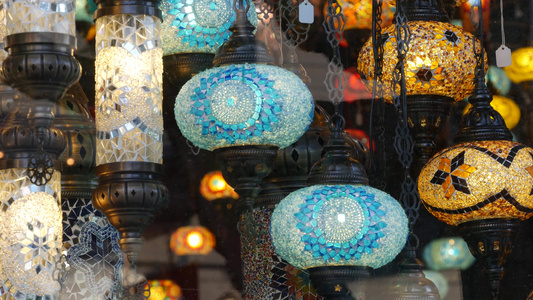 从玻璃马赛克发光的五颜六色的土耳其灯阿拉伯多色正宗视频