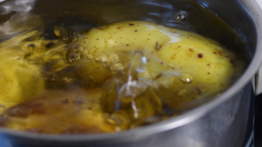 在锅里煮土豆视频