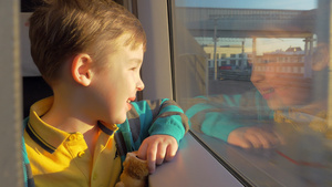 在圣彼得斯堡俄罗斯火车上的一个小男孩看着窗外11秒视频
