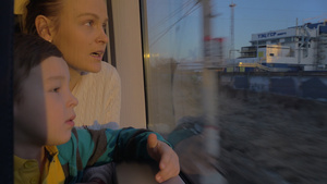在圣彼得斯堡乘火车11秒视频