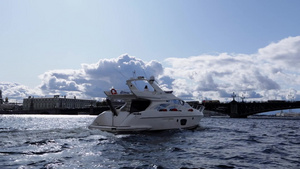 夏季在圣彼得斯堡市航行的豪华游艇24秒视频