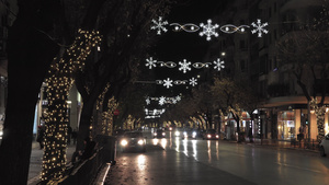 西萨洛尼基盛大的夜晚观赏圣诞节节日的装饰在一条主要13秒视频