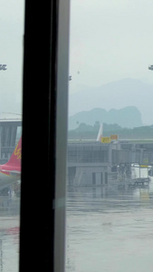 机场停机坪上滑行的飞机客机飞机滑行视频
