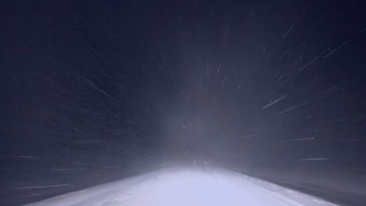 行驶在黑夜的雪路上视频