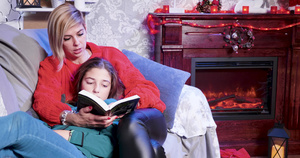 圣诞节那天小女孩和妈妈一起享受书中的故事19秒视频