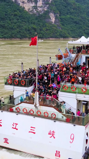 航拍长江三峡西陵峡游轮游客旅游业46秒视频