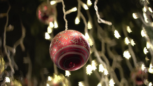 在商场或家中的圣诞树上挂满装饰11秒视频