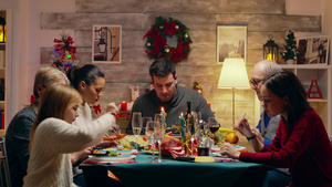 快乐的大家庭在吃圣诞大餐20秒视频