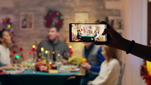 女孩用她的手机拍家庭肖像11秒视频