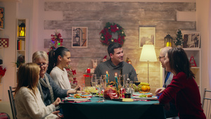 与家人一起拍照的成年男子在圣诞节同堂聚会上16秒视频