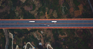 航拍世界级高桥坝陵河大桥车辆行驶40秒视频