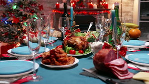 餐桌上有美味食物准备用于圣诞节盛宴10秒视频