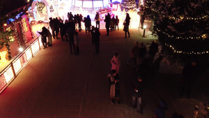 这座城市因圣诞节和新年被装饰15秒视频