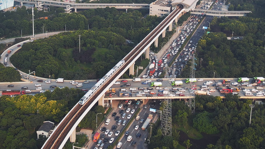 航拍城市立体交通下班高峰期轨道列车拥堵的道路和堵车的车流素材视频