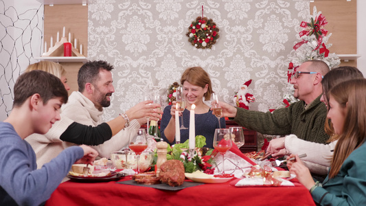 享受圣诞节节日盛宴和香槟杯连在一起的盛大家庭视频