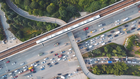 航拍城市立体道路交通轨道列车拥堵的道路堵车的车流素材视频