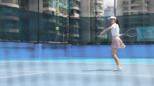 瘦弱女孩打网球视频