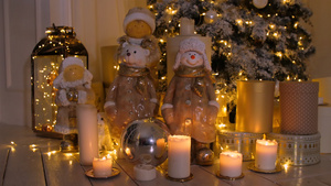 圣诞树蜡烛装饰品和在舒适的客厅中发光的园林29秒视频