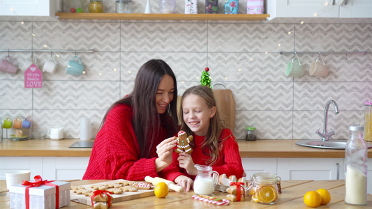 圣诞节和节日快乐母亲和女儿做曲奇饼视频