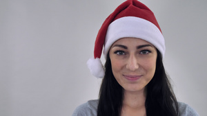 快乐的面容女孩在圣诞节帽眼中13秒视频
