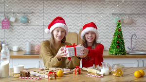 小女孩在厨房里做圣诞姜饼店的年幼女孩35秒视频