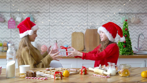 有礼物的小女孩在圣诞节装饰客厅18秒视频