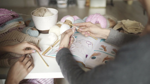 妇女学习用编织模式书本9秒视频